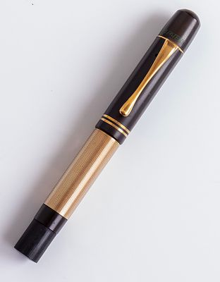 עט נובע, Pelikan 111. עט נובע תוצרת פליקן, דגם 111, גוף עם חיפוי זהב 14K מלא. אורך: 11.7 ס"מ. 