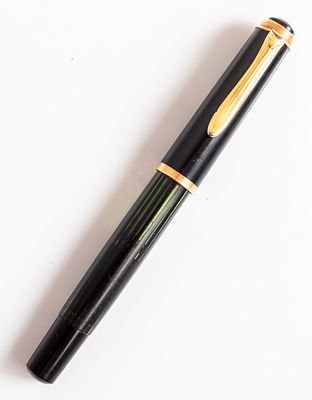 עט נובע, Pelikan 400. עט נובע תוצרת פליקן, דגם 400, צבע שחור מפוספס. אורך: 12.6 ס"מ. ציפורן זהב 