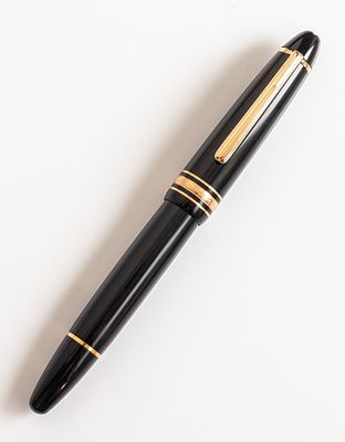עט נובע Montblanc Meisterstuck 146 Legrand, צבע שחור עם ציפוי זהב לחלקי המתכת. אורך: 14.2 ס"מ. 