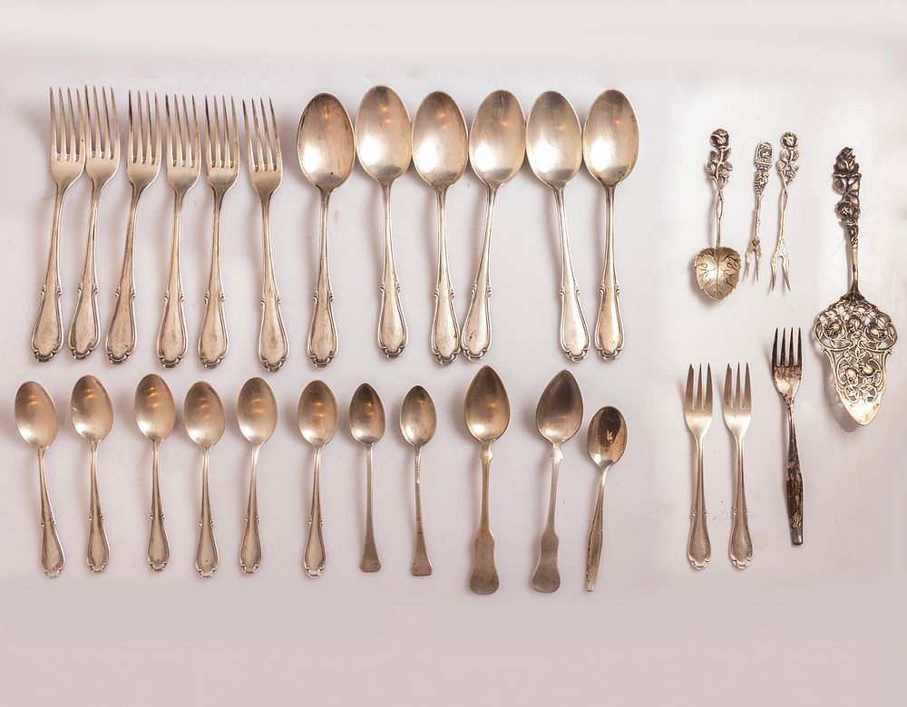 Silver Cutlery. Lot of silver cutlery, mainly American sterling silver (partial set). Length: 