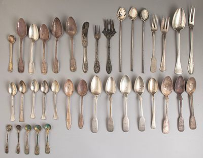 Silver Cutlery. Lot of silver cutlery, including teaspoons, a knife, and forks. Various origins 