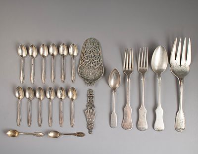 Silver Cutlery. Lot of silver cutlery, including teaspoons, spoons, and forks. Various origins 