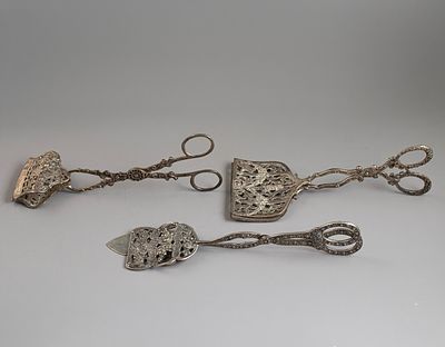 Silver Tongs, Germany. Lot of 3 pairs of 800 silver tongs, Germany. Decorated with floral 