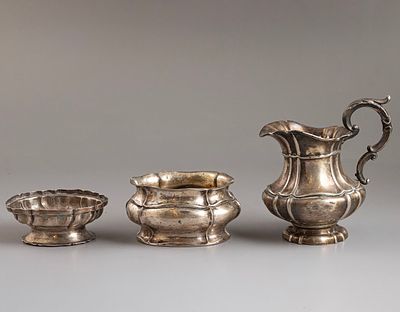 Silver items, Germany. Lot of 3 silver items, Germany, including a creamer and two sugar bowls / 