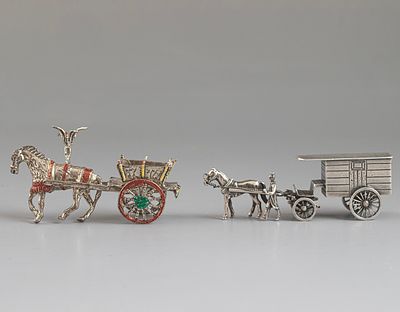 Silver Miniatures. 2 miniature silver figurines, horses and carriages. Length: 7-8 cm, total 