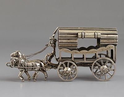 Silver Miniature. A miniature silver figurine, a chariot with horses. Length: 10 cm, Weight: 110 