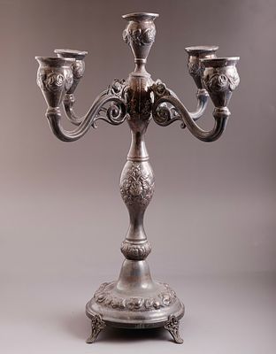 קנדלברה מכסף, הצורפים. קנדלברה מכסף סטרלינג, בעלת חמישה קנים, תוצרת הצורפים. מעוטרת בעבודת בלט. 