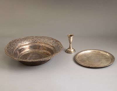 פריטי כסף. לוט 3 פריטי כסף (800-835), גרמניה וישראל. כולל צלוחית, קערה ופמוט. הקערה מעוטרת עבודת 