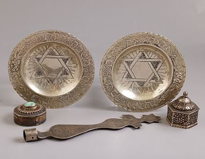 פריטי כסף, יודאיקה. לוט 5 פריטי כסף 800-925 יהודיים, מקורות שונים. כולל: 2 תחתיות גרמניות לגביעי 