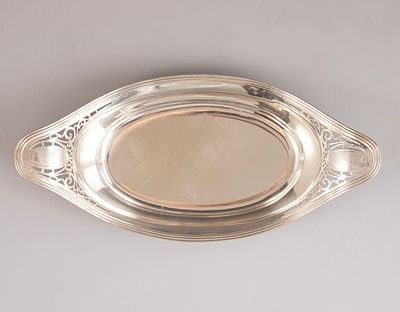 קערית כסף, Tiffany & Co. קערית כסף סטרלינג תוצרת Tiffany & Co. מעוטרת עבודה פתוחה. אורך: 20 ס"מ. 