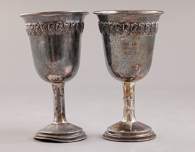 כוסות קידוש מכסף. זוג כוסות קידוש מכסף סטרלינג, מעוטרות עבודת בלט במראה גפנים. גובה: 12 ס"מ. 