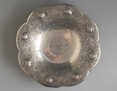 קערת הגשה פרסית מכסף עם רגל (טאצה). מעוטרת עבודת חריטה של עיטורים צמחיים. קוטר: 32 ס"מ. משקל: 