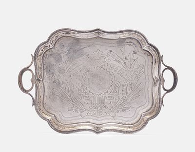 מגש כסף רוסי. מגש מכסף 84 רוסי, 1893. מעוטר בעבודת חריטה עם מוטיבים צמחיים ומונוגרמה במרכז. 