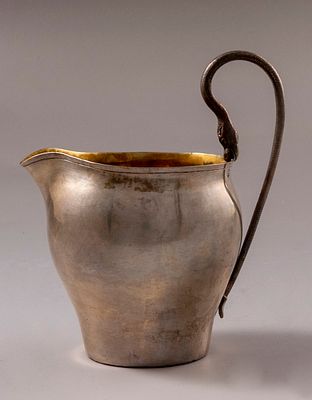 חלבייה מכסף, גרמניה. חלבייה מכסף 12, גרמניה, 1850 בקירוב. הידית מעוצבת בצורת נחש/דרקון. החלק 