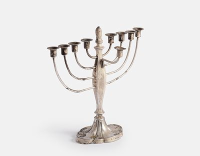 חנוכיית כסף, אנגליה. חנוכיית כסף סטרלינג, אנגליה, ברמינגהם, 1931. גובה: 22 ס"מ. משקל: 258 גרם. 