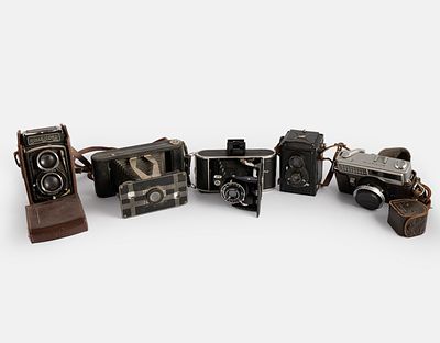 Vintage Cameras. Lot of 5 vintage cameras by various manufacturers, including Minolta 