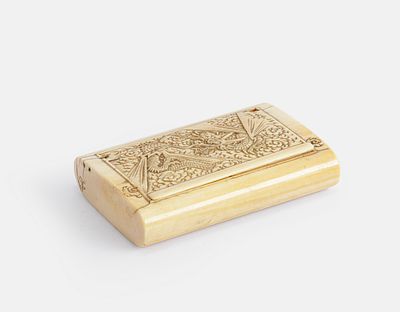 Carved Japanese Cigarette Case. Japanese snuff box, Meiji period. Carved with a dragon and 