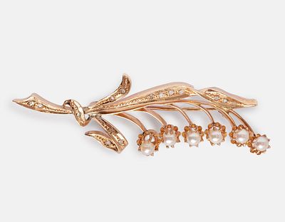 Gold & Pearl Brooch. 14K Russian gold brooch shaped as a flower, set with pearls. Length: 66 mm. 