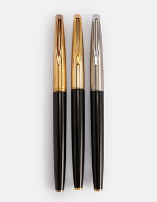 Waterman C/F Fountain Pens. Lot of 3 Waterman C/F fountain pens. Size: 5.3" (13.5 cm). 18K gold 