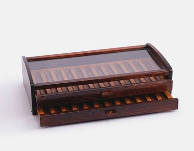 Pens Display Cabinet. Pens storage and display case, made of wood. Dimensions: 21X10.5X40 cm. 