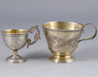 לוט ספלי כסף. לוט 2 ספלים מכסף רוסי, אחד משנת 1871, מעוטר בעבודת צריבה וחריטה עם מוטיבים 