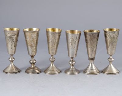 סט גביעי כסף רוסים. סט 6 גביעי כסף רוסים, אר נובו, 1900 בקירוב. מעוטרים בעבודת חריטה עם דוגמאות 