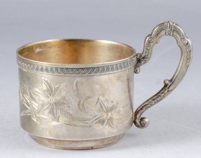 מחזיק כוס רוסי מכסף. מחזיק לכוס עשוי כסף 84 רוסי, אר נובו, 1910 בקירוב. מעוטר בעבודת בלט וצריבה 