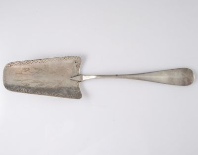 כף הגשה מכסף. כף הגשה רוסי מכסף 84, שנת 1889, מעוטרת בעבודת ריקוע עם דוגמאות פרחוניות 