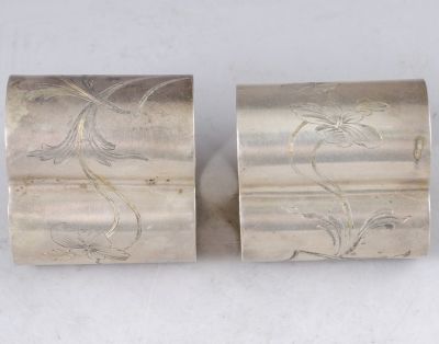 זוג חבקי מפיות מכסף. זוג חבקי מפיות רוסים מכסף 84, תוצרת חלבניקוב, 1900 בקירוב. אורך: 4.3 ס"מ. 