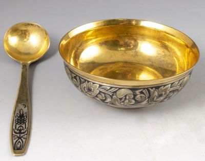 כלי לסוכר מכסף וניילו. כלי לסוכר מכסף, רוסיה הסובייטית. מעוטר בעבודת ניילו ובהזהבות. עם כפית 