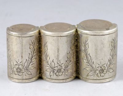 מתקן מטבעות רוסי מכסף 84, מעוטר בעבודת חריטה עם דוגמאות פרחים. אורך: 6.3 ס"מ. משקל: 50 גרם. חתום.