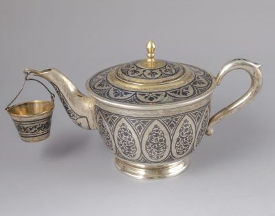 קומקום כסף וניילו סובייטי. כולל מסננת תה בצורת דלי קטן. גובה: 11 ס"מ. משקל כולל: 259 גרם. חתום.