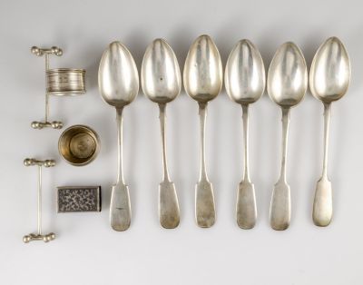 כלי כסף שונים. לוט 11 כלי כסף, בעיקר רוסיים. כולל כפות, קופסה לגפרורים, קערית למלח ועוד. משקל 