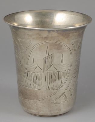 כוסית כסף רוסית. כוסית כסף 84 רוסית משנת 1893, מעוטרת בעבודת חריטה. גובה: 8 ס"מ. משקל: 66.5 גרם. 