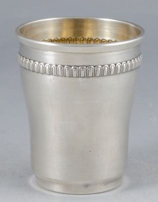 כוס כסף צרפתית מעוטרת בעבודת בלט. גובה: 8.5 ס"מ, משקל: 67 גרם. חתומה.