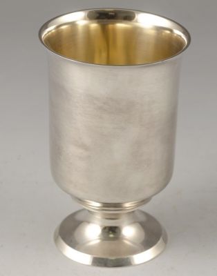 גביע כסף גרמני. גביע גרמני מכסף סטרלינג. גובה: 10.5 ס"מ, משקל: 98 גרם. חתום.
