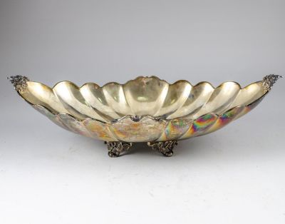 סנטרפיס כסף, הצורפים. קערת כסף סטרלינג (סנטרפיס) תוצרת הצורפים, עם תבליטי פרחים בקצוותיה. ניצבת 