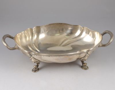 קערת כסף גרמנית. קערת כסף 800 גרמנית, ניצבת על ארבע רגליים, בעלת שתי ידיות. אורך: 33.5 ס"מ. 