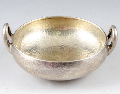 קערת כסף ישראלית. קערת כסף סטרלינג ישראלית עם ידיות, מעוטרת בעבודת ריקוע. קוטר: 10.5 ס"מ. משקל: 