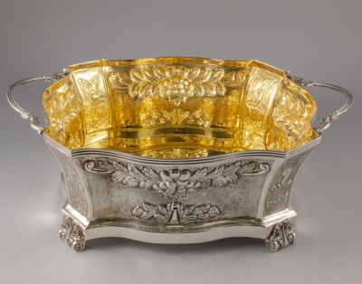 קערת כסף ישראלית. קערת כסף סטרלינג ישראלית תוצרת הצורפים. מעוטרת מוטיבים צמחיים בעבודת ריקוע 