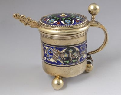 כלי לסוכר מכסף ואמייל. כלי לסוכר מכסף סטרלינג, מעוטר במוטיבים של פרחים בעבודת אמייל (קלוזונה). 