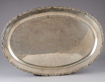 מגש כסף עם הקדשה. מגש כסף סטרלינג גדול, נושא הקדשה לשגריר ישראל בפנמה, 1976, ובנוסף חתימות רבות. 