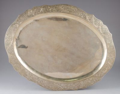 מגש כסף קולומביאני. מגש כסף 800, תוצרת Florentina, בוגוטה. מעוטר בעבודת חריטה עם דוגמאות פרחים 