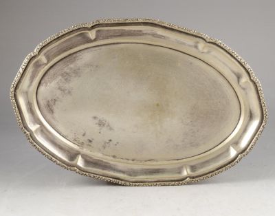 מגש כסף, שוליים מעוטרים בתבליטי פירות. מידות: 32.5x22 ס"מ. משקל: 397 גרם. חתום.