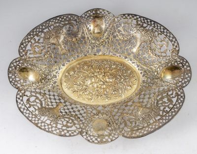 מגש כסף, הצורפים. מגש כסף 835 בסגנון עתיק, תוצרת הצורפים. מעוטרת בעבודת חוסר ובלט עם דוגמאות 