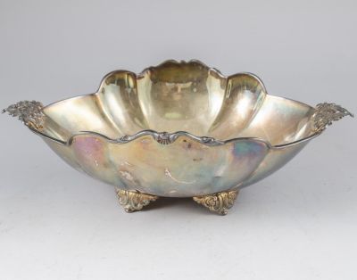 קערת כסף, הצורפים. קערת כסף תוצרת הצורפים, ניצבת על ארבע רגלים ומקושטת תבליטים פרחוניים. גובה: 