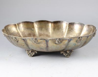 קערת כסף איטלקית, ניצבת על ארבע רגליים ומעוטרת בתבליטים. גובה: 7.5 ס"מ, אורך: 28 ס"מ, משקל: 389 