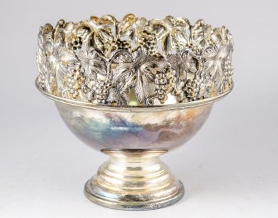 קערת כסף איטלקית. קערת כסף סטרלינג איטלקית מעוטרת בעבודת בלט וחסר עם עיטורי גפנים, וניצבת על רגל 