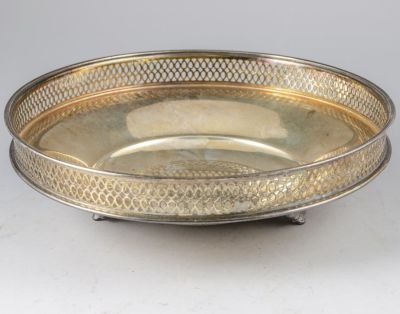 קערת כסף, הצורפים. קערת כסף סטרלינג תוצרת הצורפים, מעוטרת בעבודה פתוחה (openwork) וניצבת על שלוש 