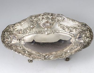 קערת כסף 925 בסגנון עתיק, ניצבת על ארבע רגליים ומעוטרת בתבליטי פרחים ועבודת ריקוע. גובה: 6 ס"מ. 